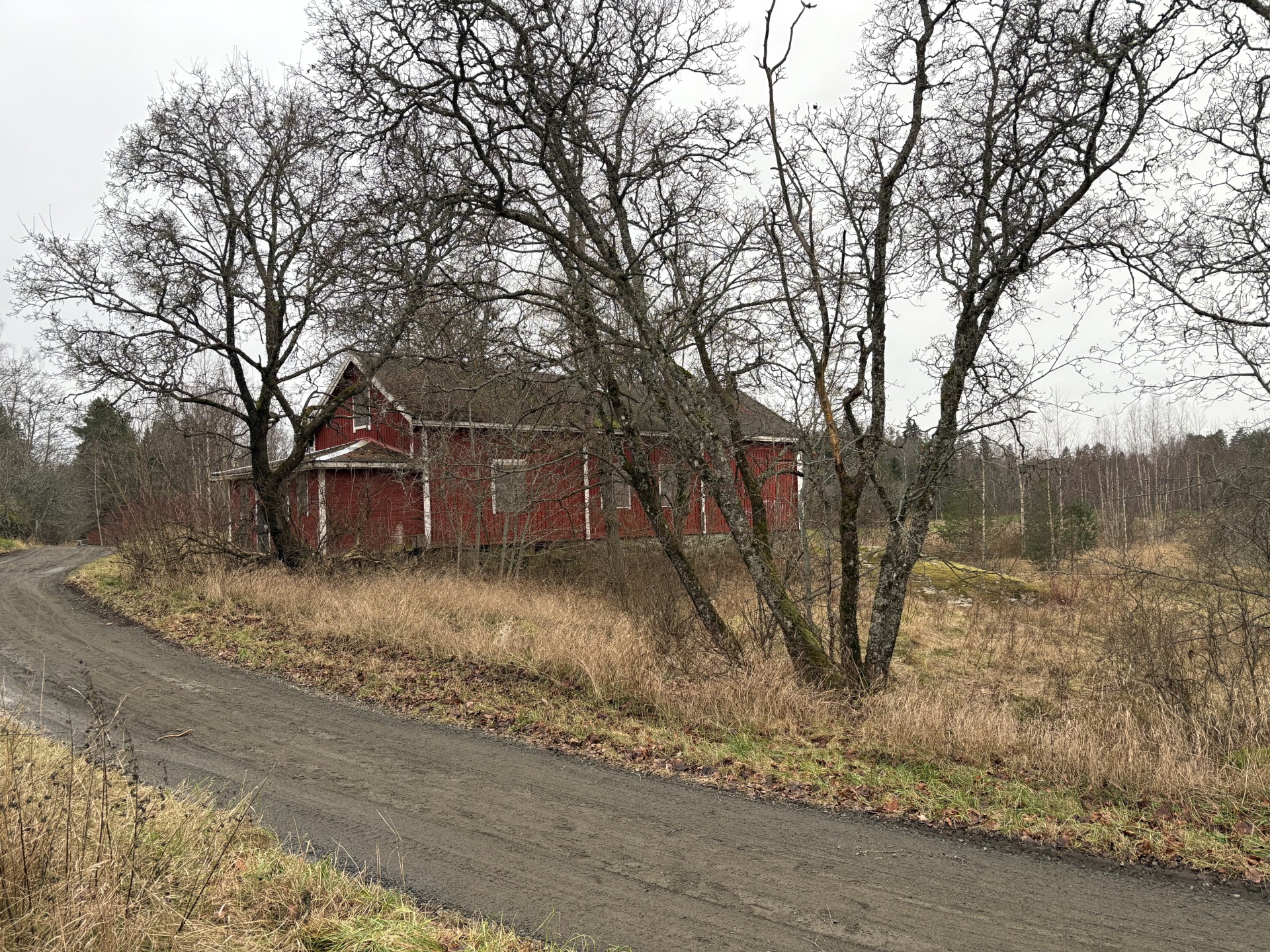Päärakennus on lohduton näky