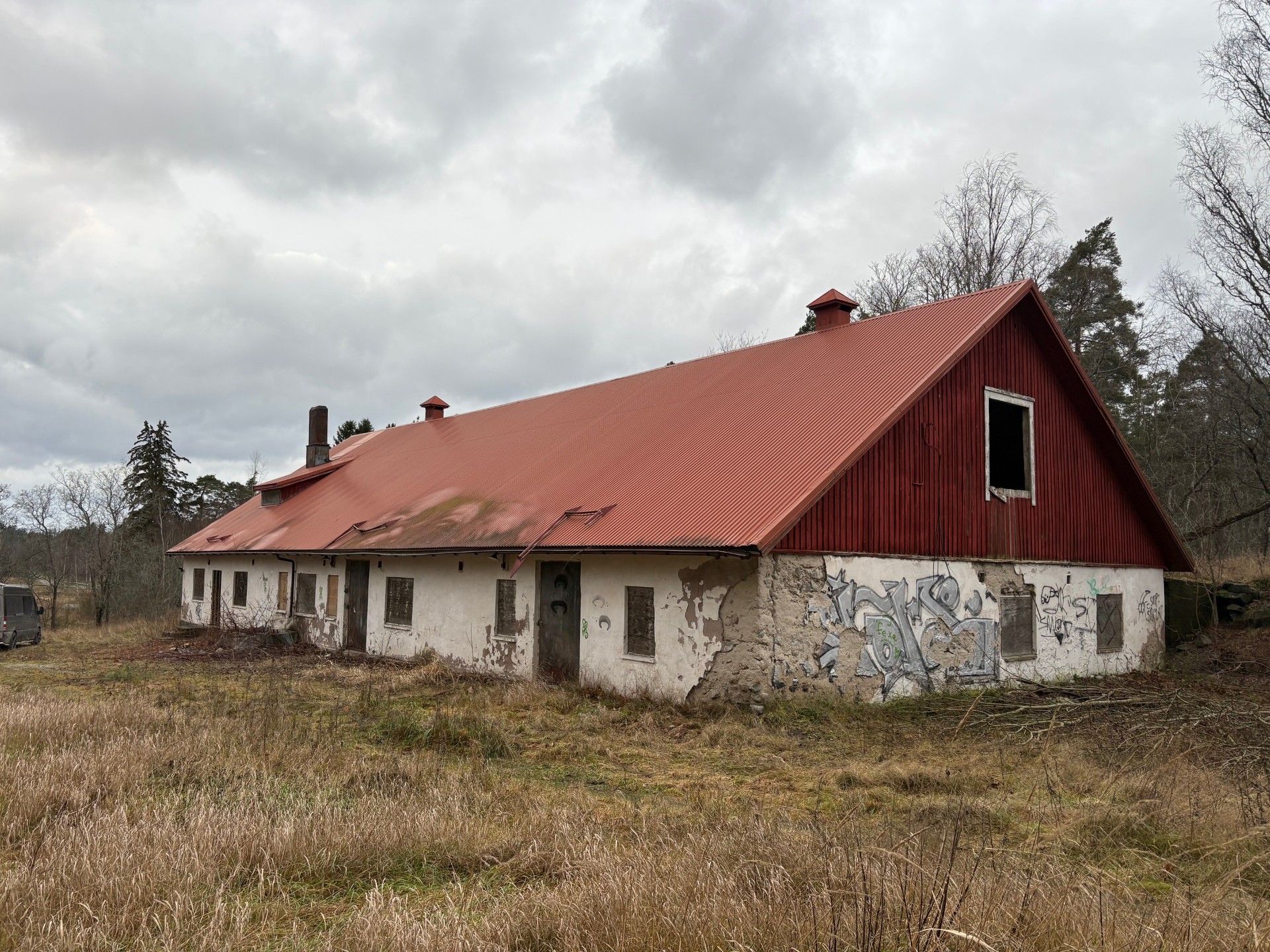 Liukuvalettu talli on pahoin rapistunut