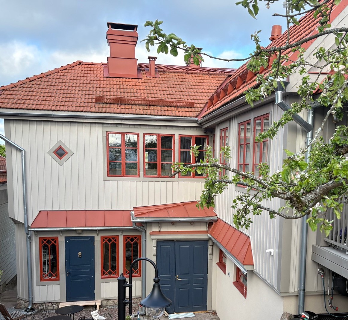 Puuikkunat ja -ovet, savitiilikatto, konesaumapelti ja pellavaöljymaalattu ulkoverhouspaneeli