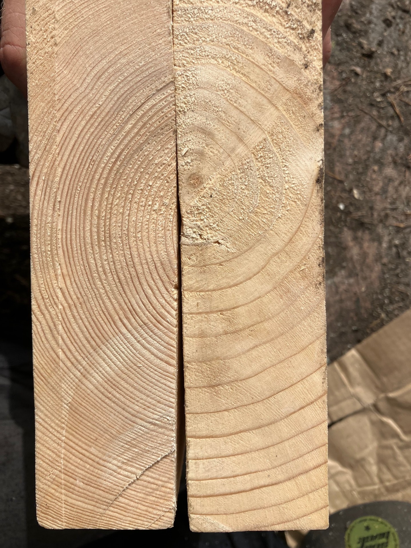 Puun lustovälillä on väliä. Vasemmalla tiukkasyistä puuta.