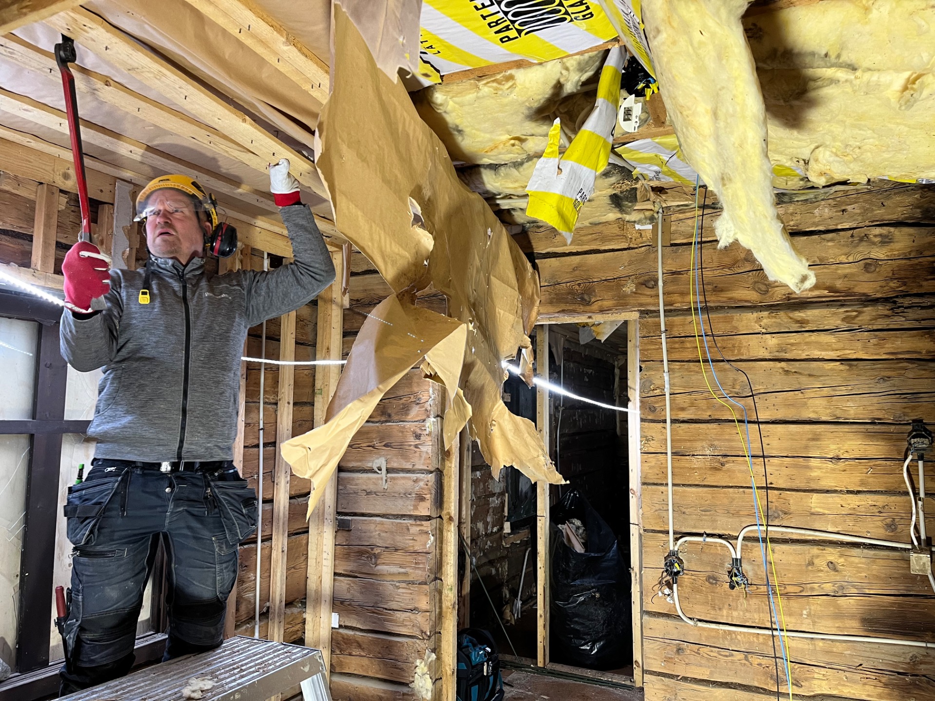 18.1.2026 Lisää kunnossa olevaa hirsirunkoa. Lasivillat pois. Aikanaan tilalle asennetaan hengittävää puukuitueristettä.