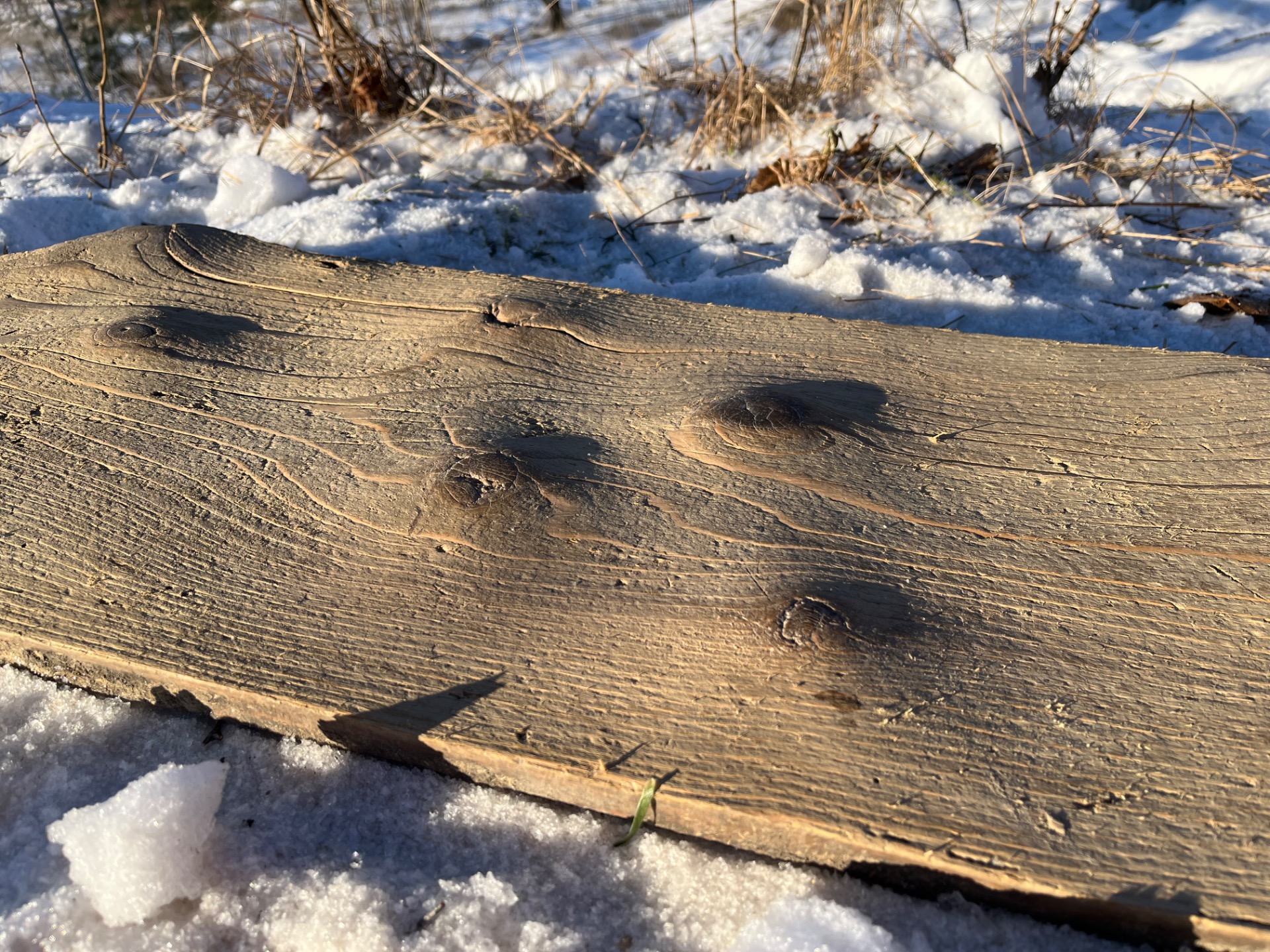 31.1.2026 Pirtin vanhat lattialankut irroitettiin varovasti. Saivat lumikuurauksen ennen varastointia.