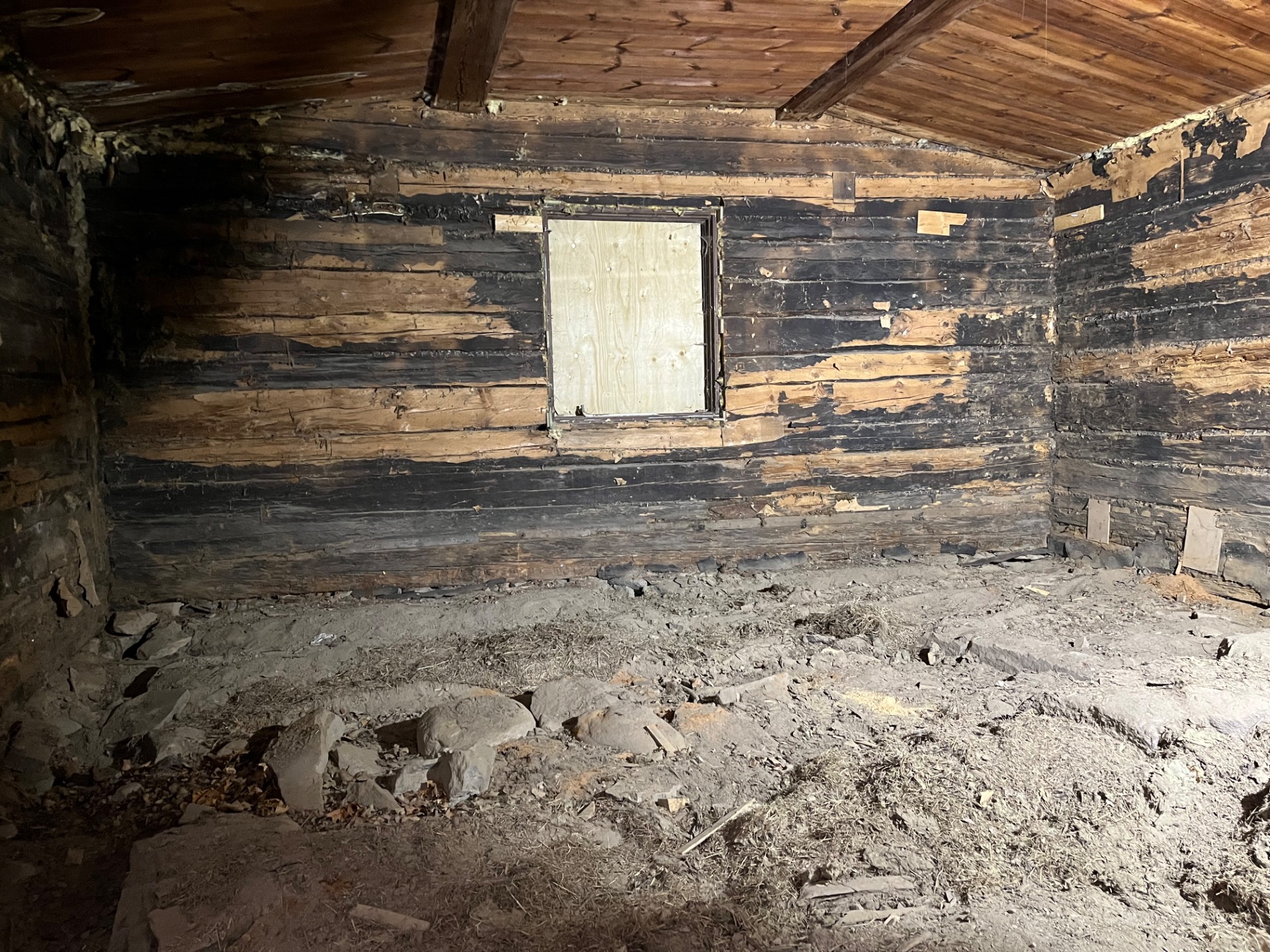 16.2.2026 Pirtin alapohjan hiekkatäyttö odottaa imuautoa.