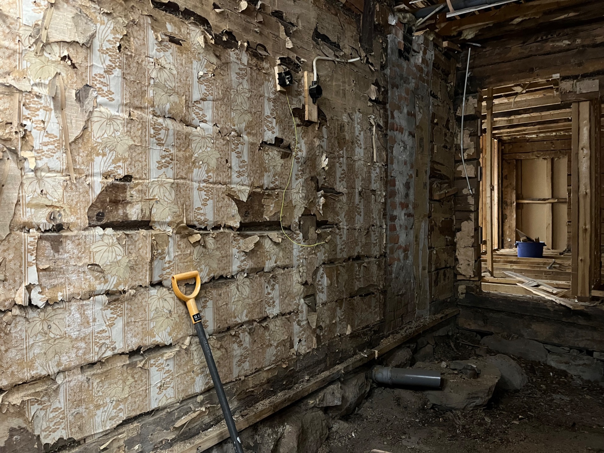 16.2.2026 vanhat tapetit ja sanomalehdet jätetään paikoilleen kertomaan tarinaansa tulevaisuuden kunnostajille.