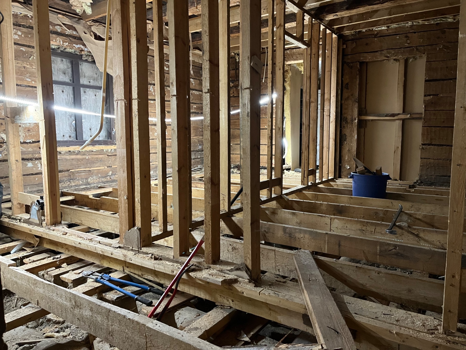 16.2.2026 Huonejakoon ei ole suunnitteilla suuria muutoksia. Alapohja vaatii vielä perusteelliset puhdistuksen jätteestä ja muusta ryönästä.