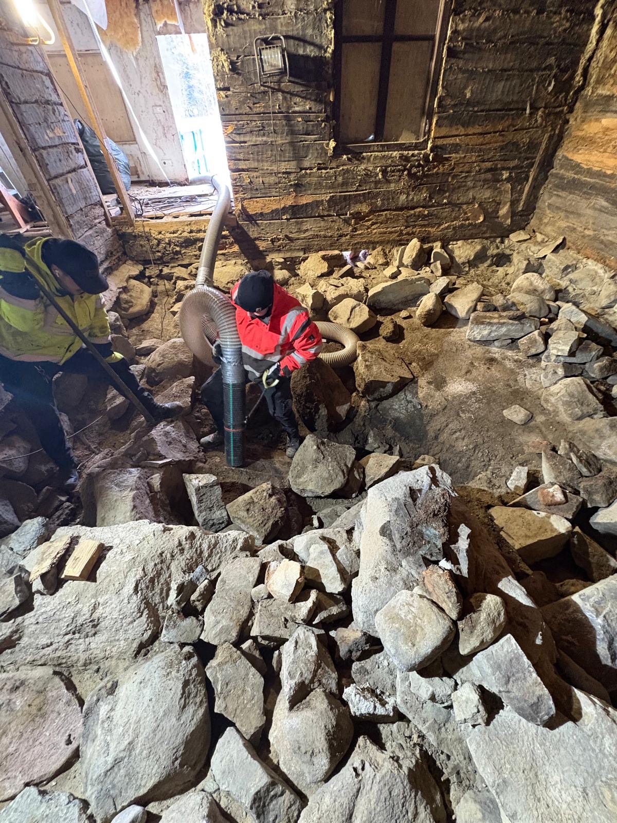 18.2.2026 Päärakennuksen alapohjan hiekkatäytön imurointi.