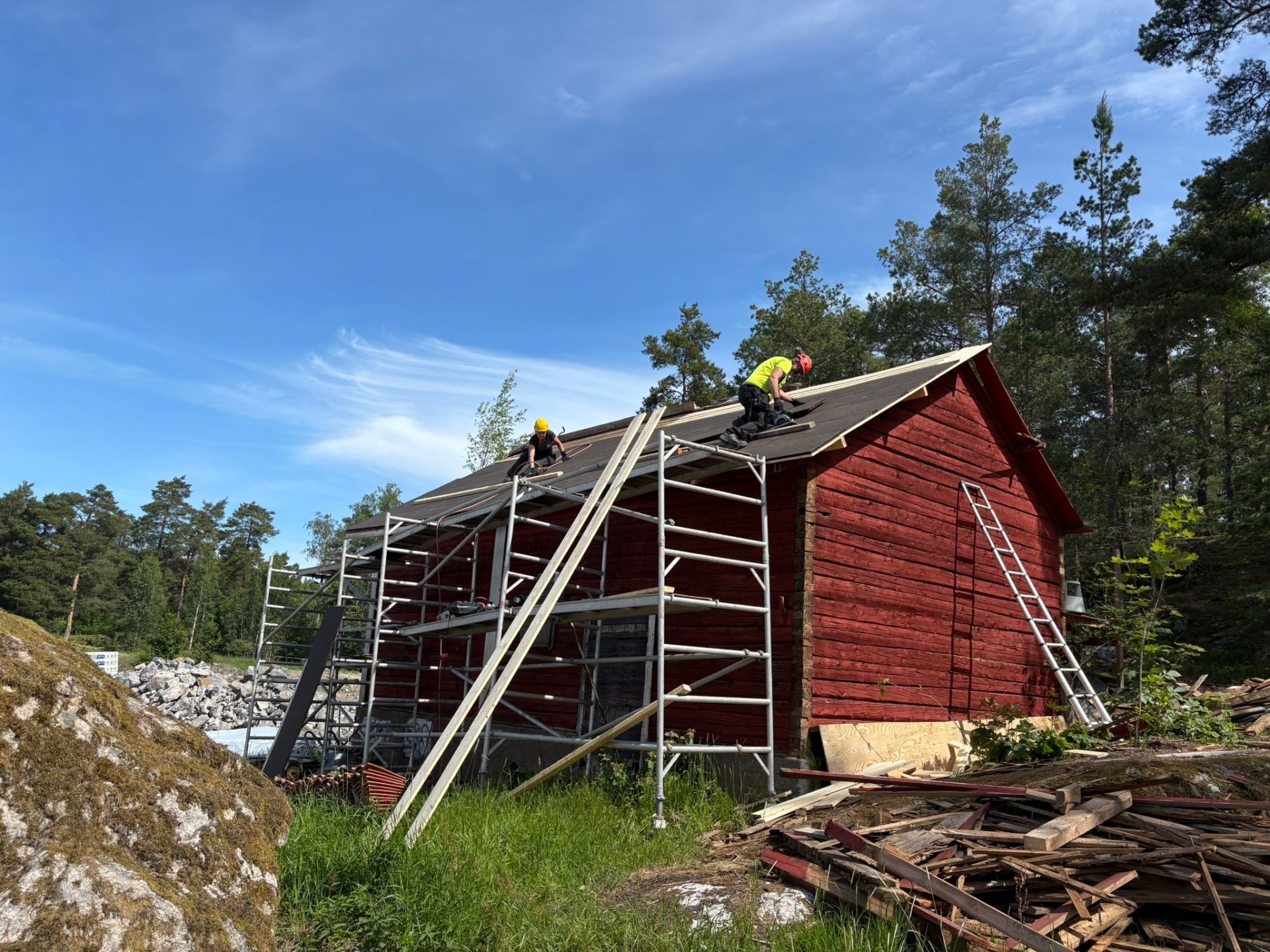 17.6.2026 Aitta saa ehjän katon päälleen. Aluskatteeksi Hunton Sarket, diffuusioavoin puukuitulevy. Katteeksi tullaan asentamaan takaisin vanhat savikattotiilet pestyinä.