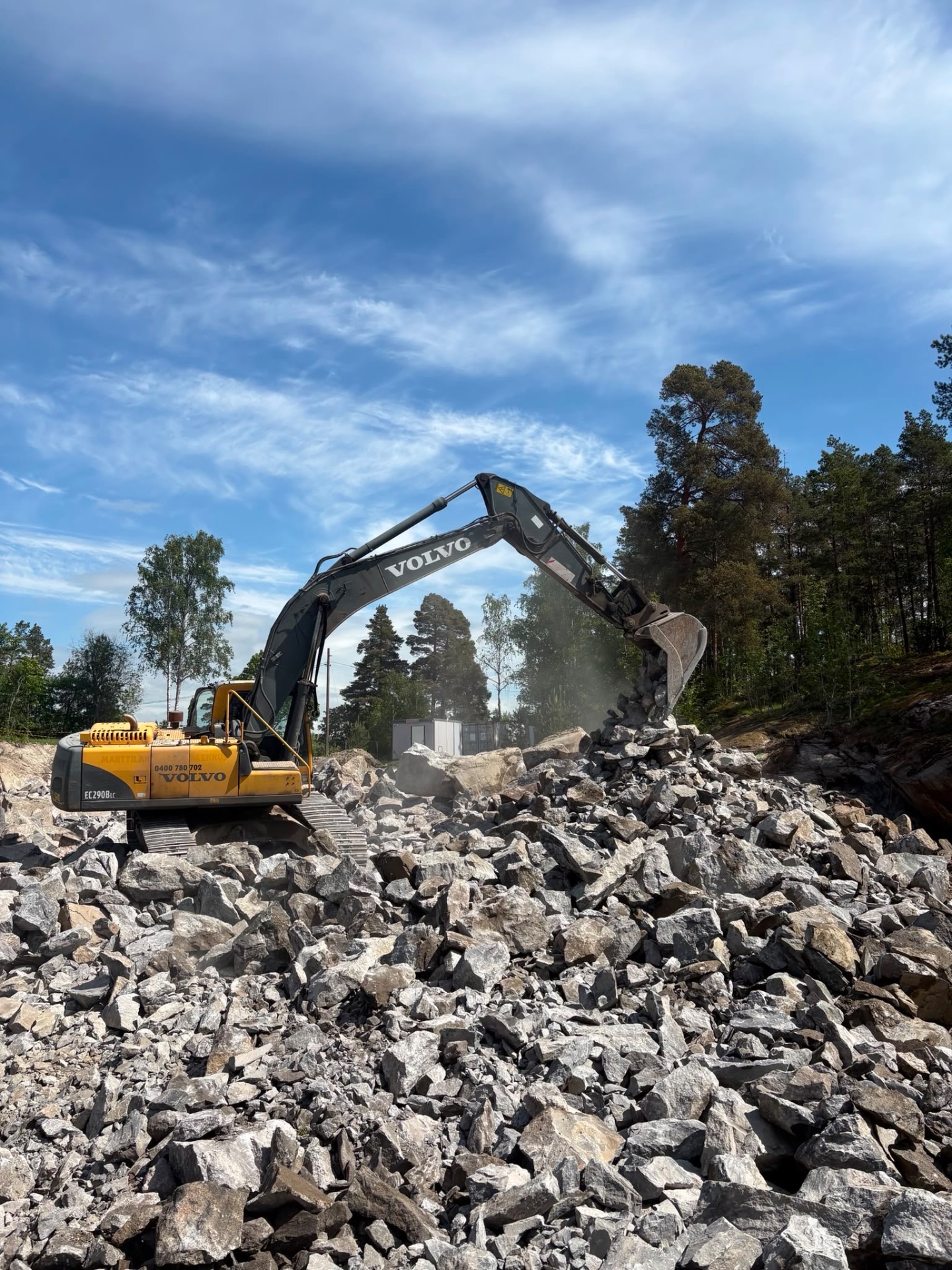 17.6.2026 Työtä pelkäämätön kaivurikuskimme Juha on jo maaliskuusta lähtien vastannut maarakennustöistä Rakuunassa ja rakentanut vesi- ja viemäriyhteyden Hakapellon poikki.