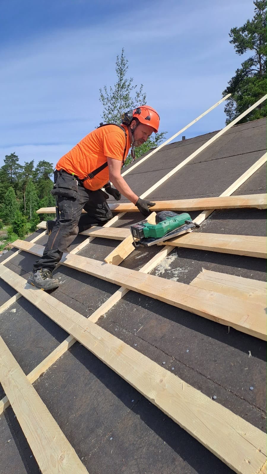 25.6.2026 Aitan katon kunnostusta. Ruoteiden asennuksen jälkeen asennetaan katteeksi vanhat savikattotiilet, Aluskatteena on hengittävä materiaali, Hunton Sarket.