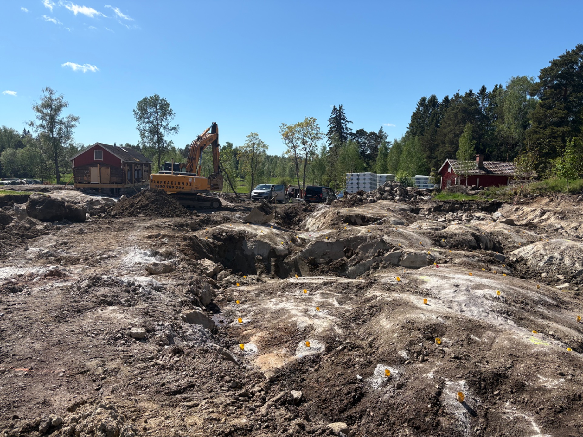 20.5.2026 Vaunutallin pohjan kaivuuta ja valmistelua louhintaa varten.