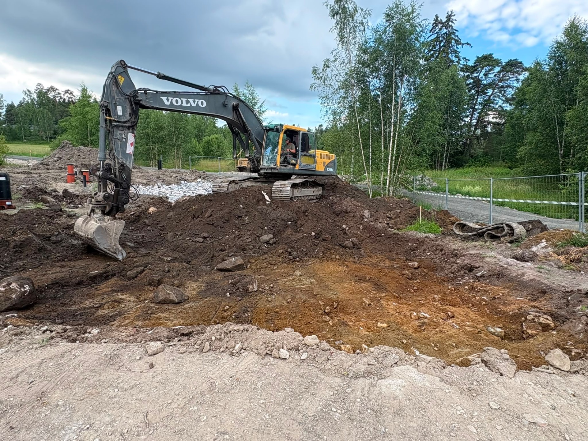 2.7.2026 Lill-Saksan pohjan kaivaminen aloitettiin. Paikalla moreenikerros.