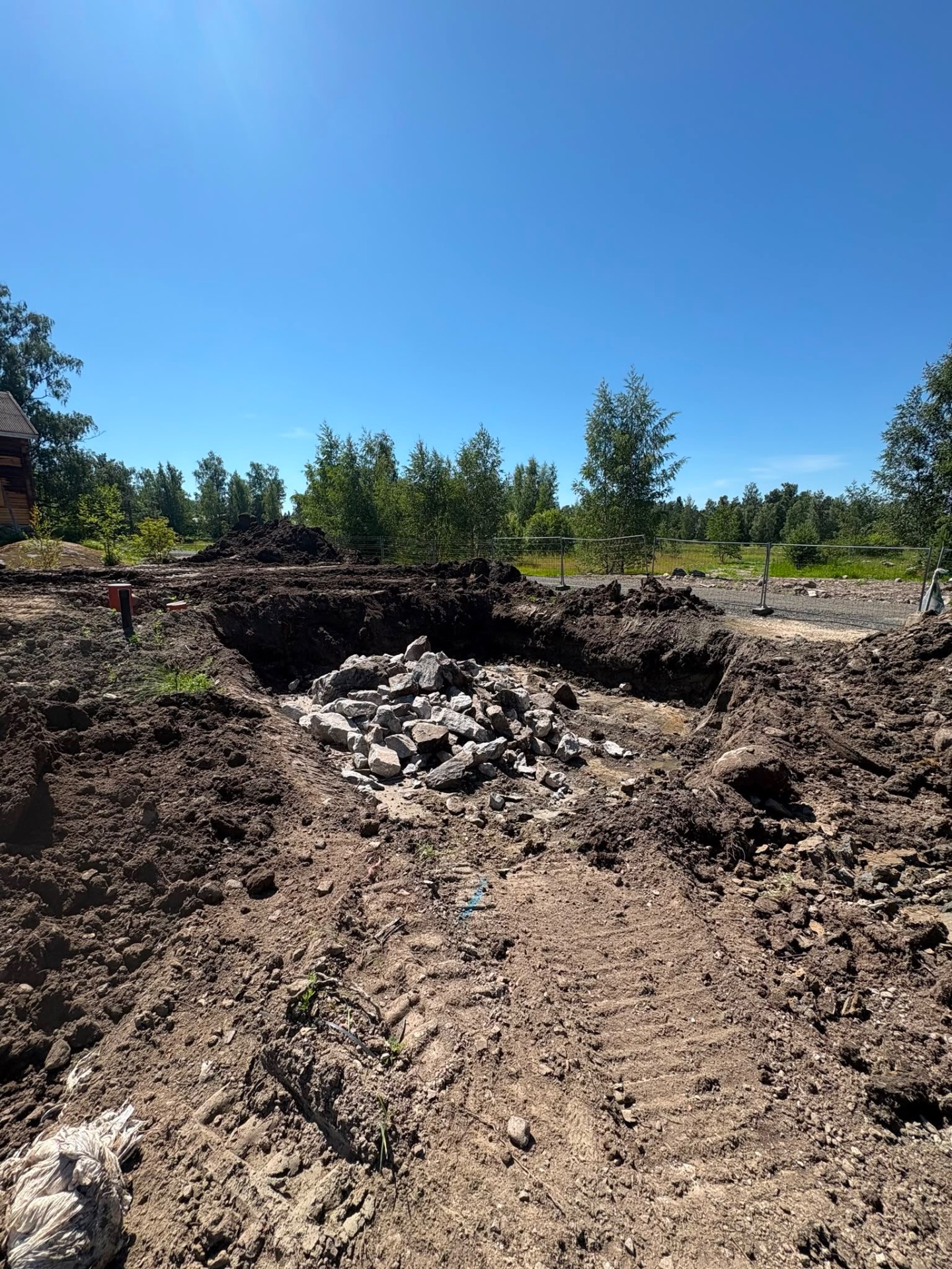 29.6.2026 Lill-Saksan pohjan kaivuu ja kantavan kerroksen lisääminen.