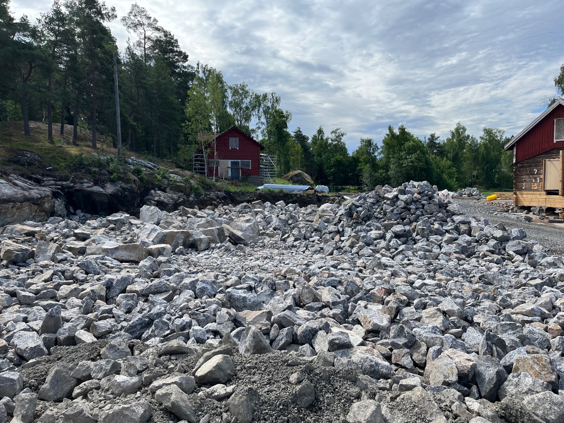 9.7.2026 Louhintatyöt ovat Ratsuvuoren alueella päättyneet. Pahoittelut aiheutuneesta melusta! Kuvassa Stoolin ja Luodin pohjat. Kalliolouhe jää kantavaksi pohjaksi taloille.