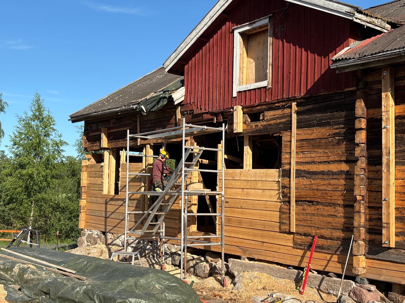 10.7.2026 Vanhan päärakennuksen hirsikorjaustyötä. Tässä kattovuodosta pahoin vaurioitunut seinä ja kulma joudutaan rakentamaan lähes kokonaan uudestaan. V-S Rakennusvaraosa ja korjaus Oy