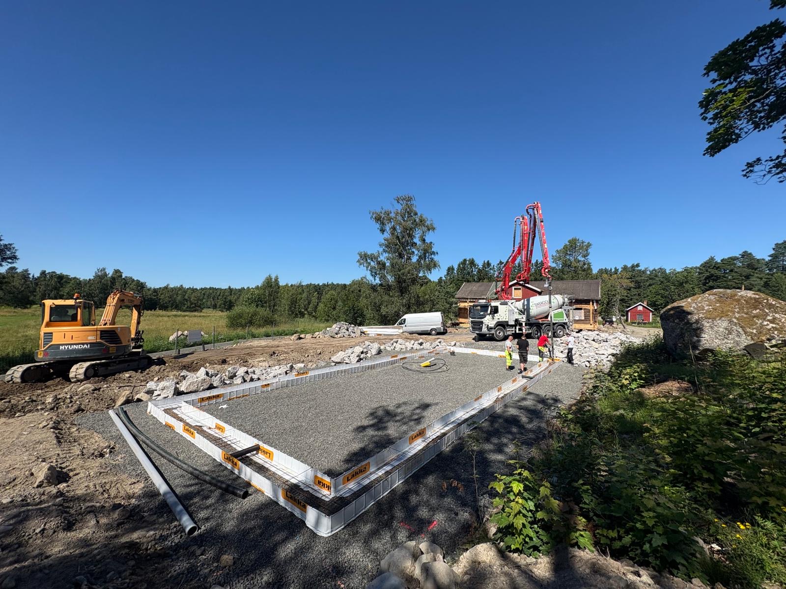 17.7.2026 Pihkalan anturan valu. Pian päästään latomaan kivisokkelia.