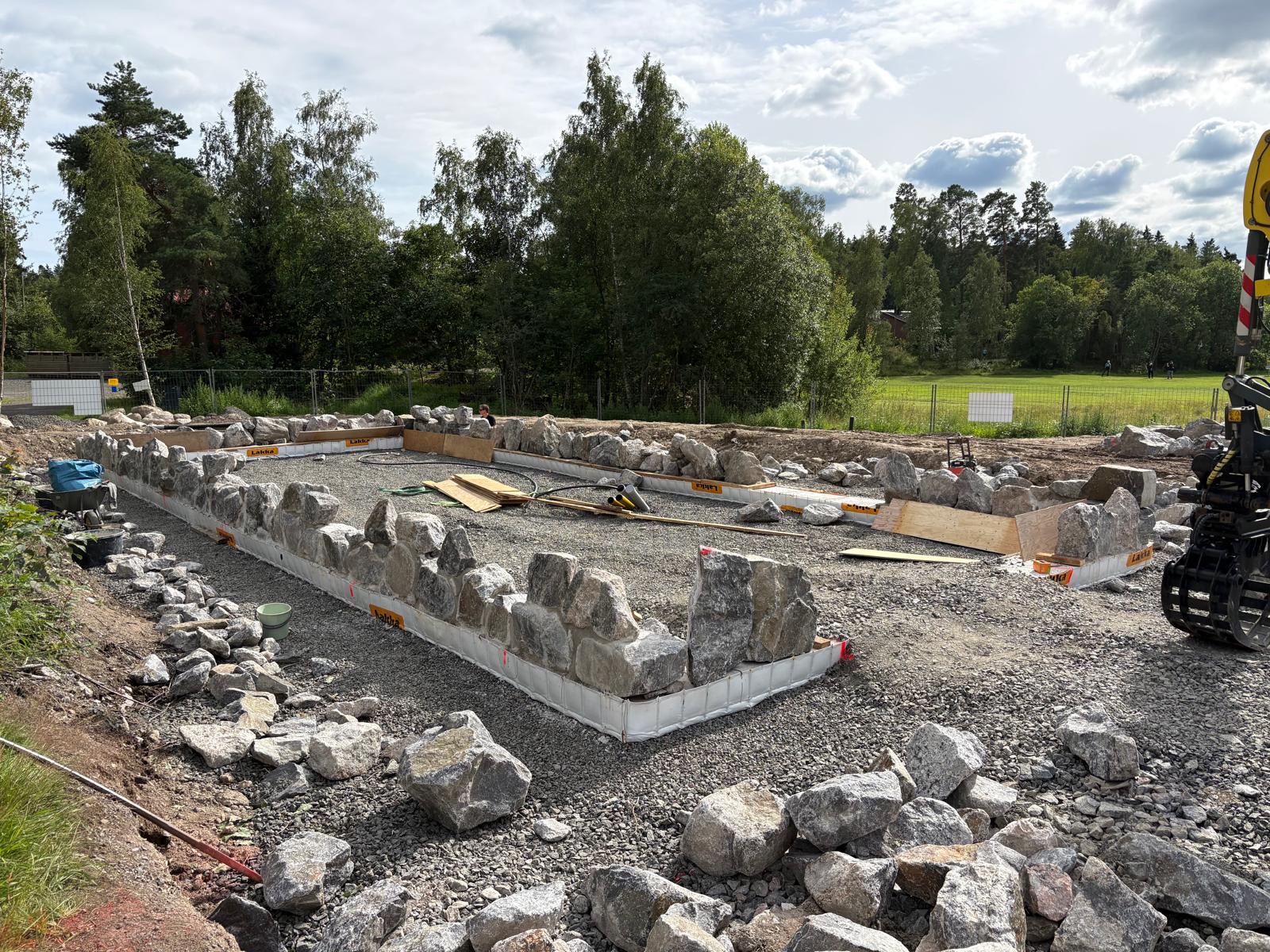 22.7.2026 Pihkalan luonnonkivisokkelin muuraaminen etenee.