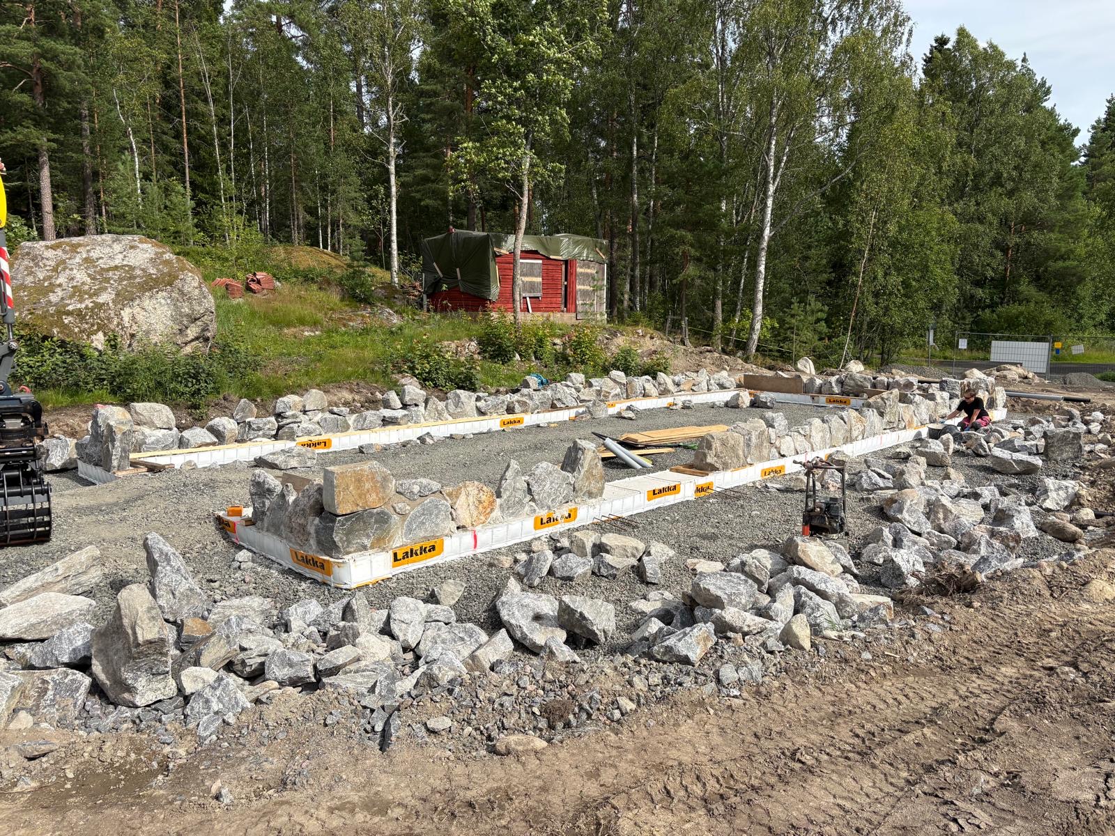 22.7.2026 Kivijalan latominen ja muuraaminen etenee pikkuhiljaa. Kivijalassa tulee näkymään Ratsuvuoren alueen kaunis ja kirjava kivilaji.