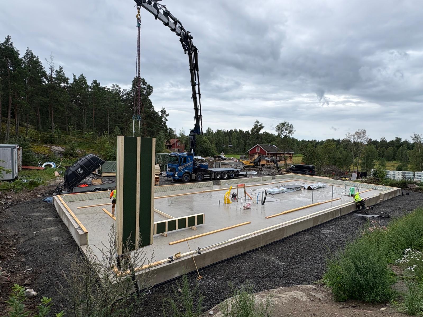 28.7.2026 Vaunutallin runkoelementtien pystytys aloitettiin. Vaunutallin rakenne tehdään modernia rakennustapaa noudattaen. Rakennus kuitenkin vuorataan antiikkitiilellä, jotta se sulautuu Ratsuvuoren alueelle kauniilla tavalla. Perinnerakenne Oy vastaa runkoelementtien ja kattoristikoiden toimittamisesta ja pystytyksestä. Hietanen Transport Oy nostaa.