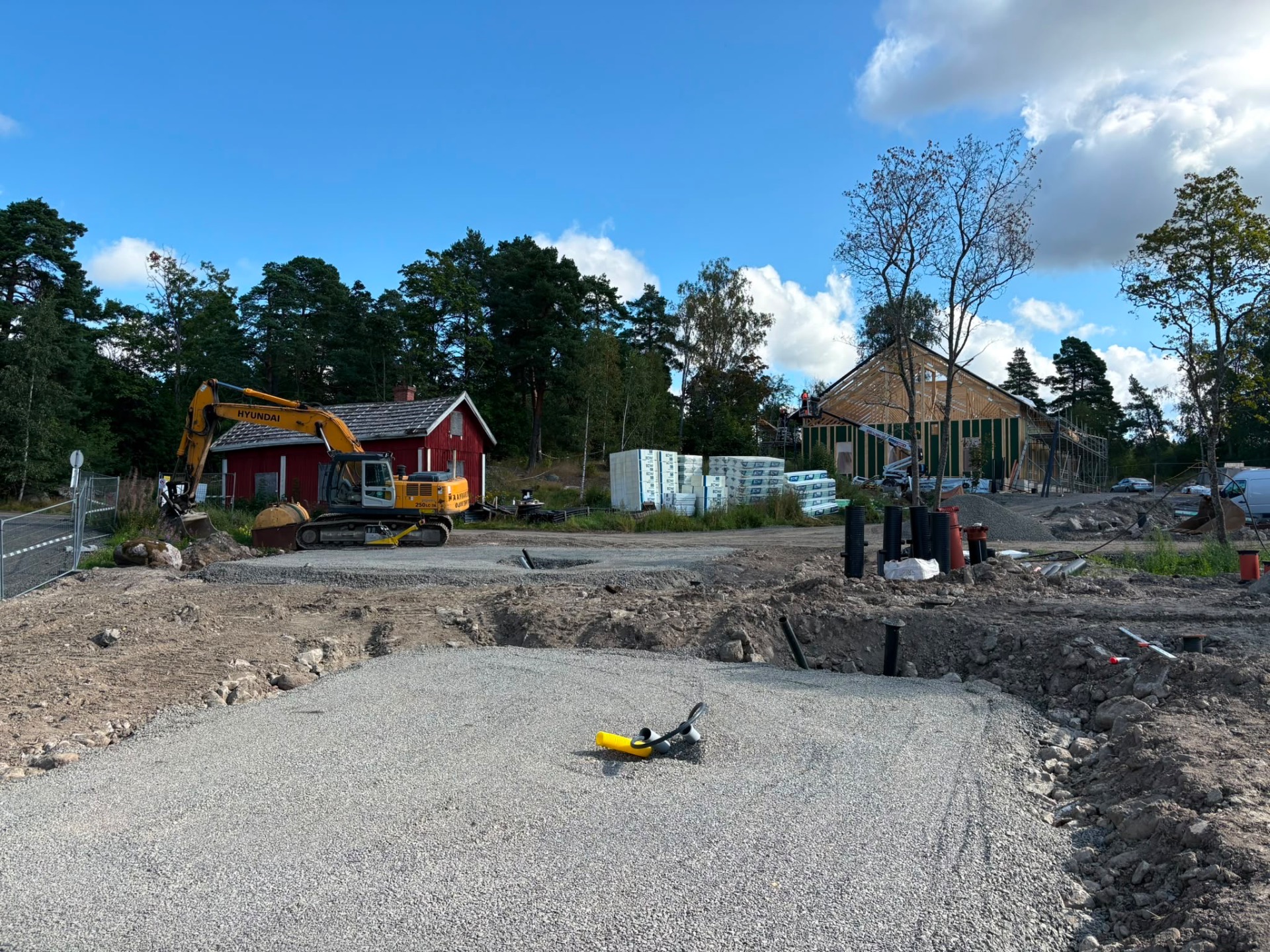 19.8.2026 Lill-Saksan talon ja saunan pohjien valmistelu.