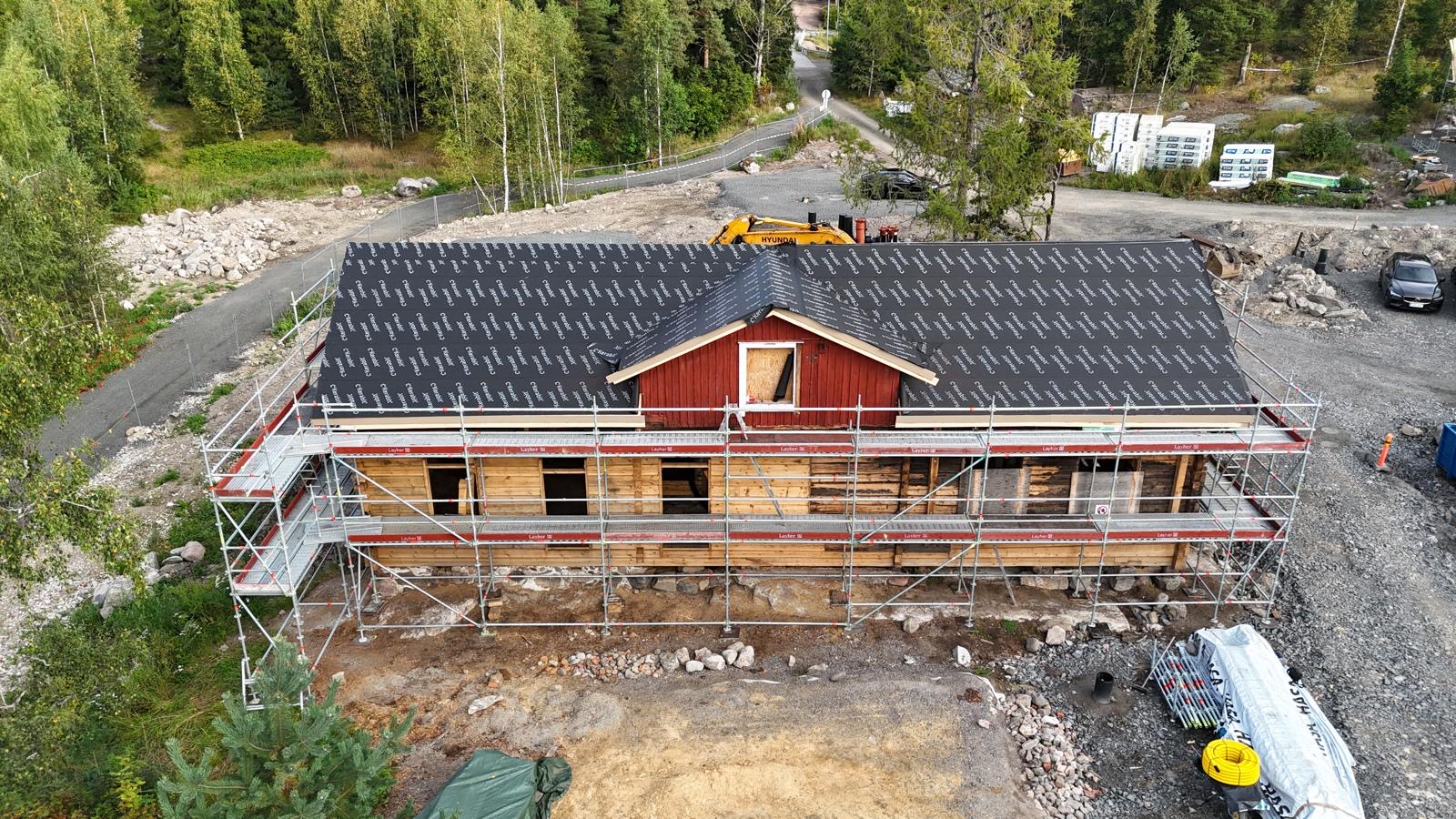 28.8.2026 Sandelsin katto nyt aluskatteella ja valmiina peltitöiden aloittamista varten. Kuva: Tommi Gustafsson