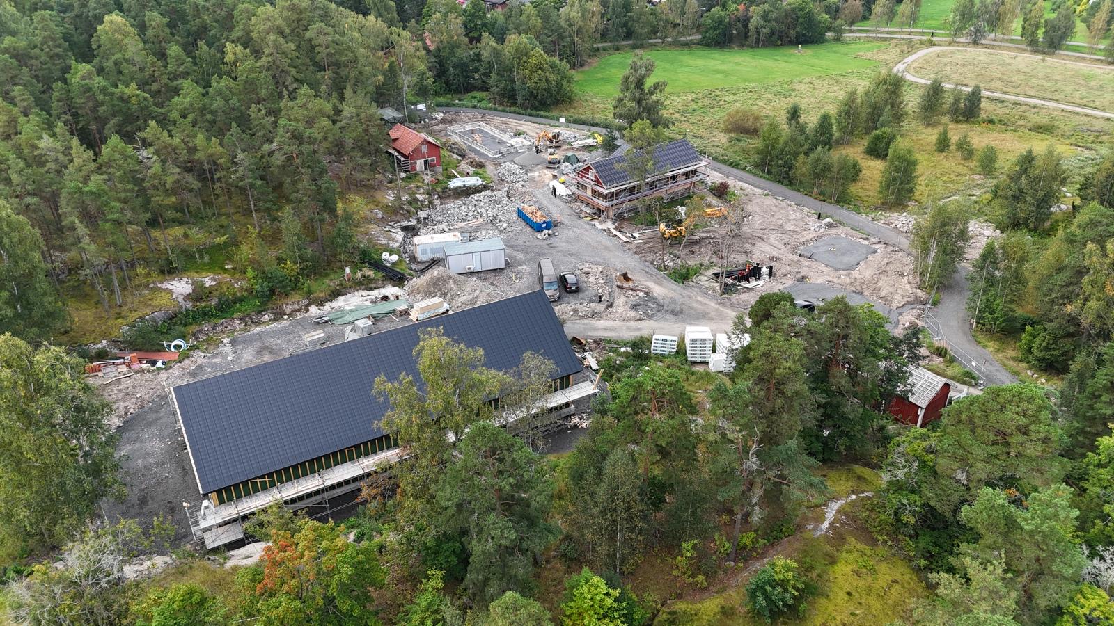 28.8.2026 Vaunutallin katto on saanut lukkoponttipellit pohjoisen puolen lappeelle. Kuva: Tommi Gustafsson
