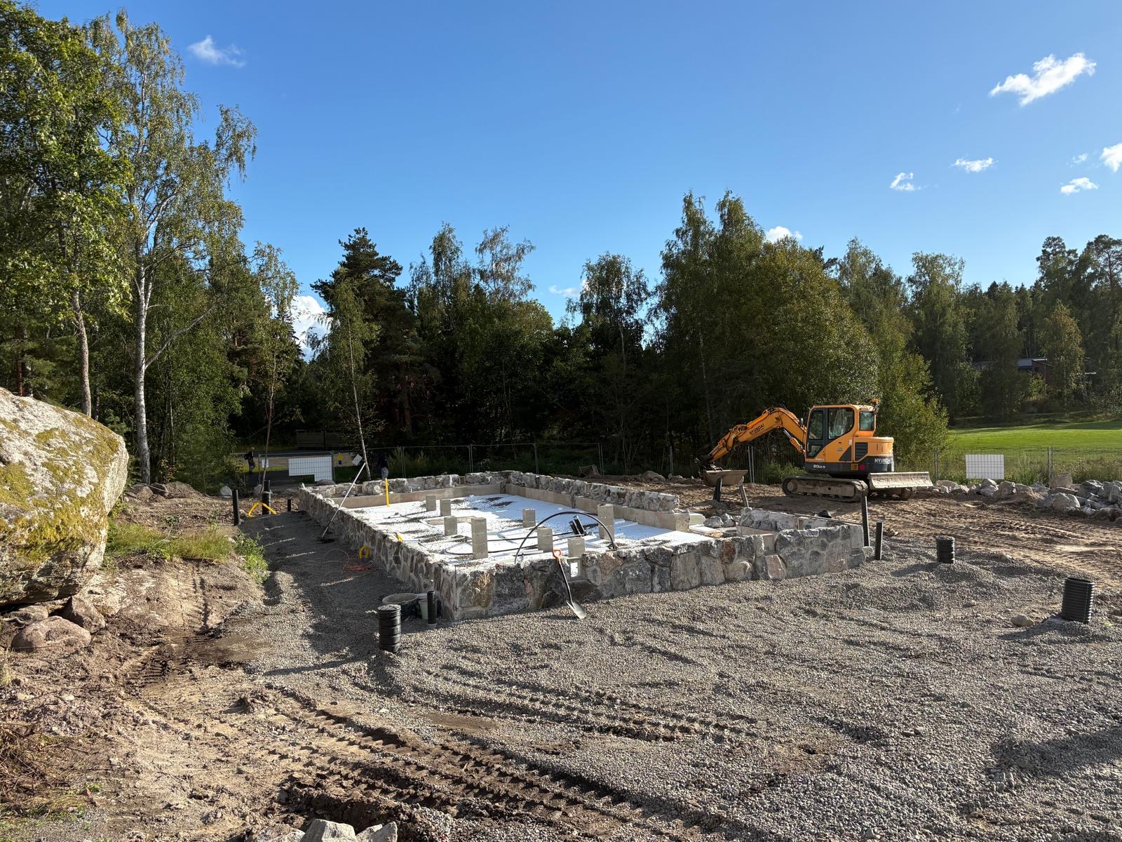3.9.2026 Pihkalan perustuksen eristämistä sekä sala- että hulevesiputkitusta nykymääräysten vaatimalla tavalla.