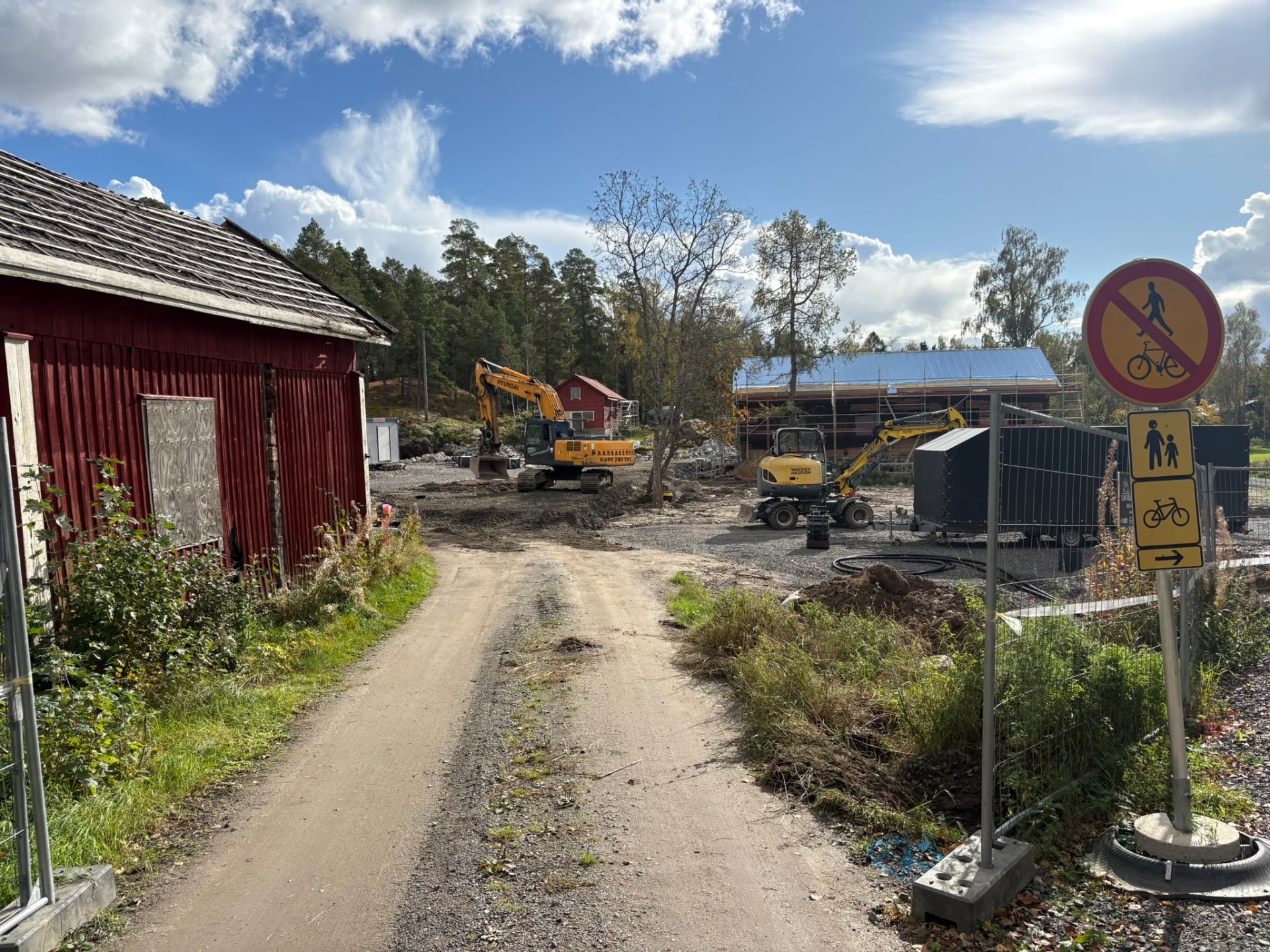 21.9.2026 Rakuunan raitin pihakadun korko nousee lopulliseen tasoonsa. Alueen katuvalaistus, sähkökaapelit ja valokuitu asennetaan samalla.